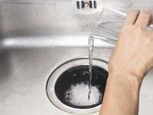 Para que serve colocar vinagre branco no ralo de casa? Depois que aprender esse truque sua faxina vai mudar