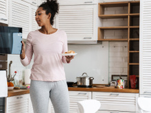 Por que o micro-ondas estala enquanto esquenta comida? Explicação é muito mais simples do que você imagina