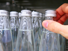 Se você bebe água com gás, fique atento! A marca mais famosa do mundo estava vendendo água contaminada com bactérias e excesso de germes