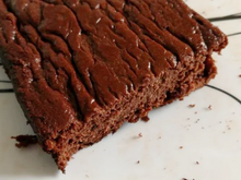 Receita de bolo de chocolate sem farinha de trigo, sem açúcar e sem leite que vai te surpreender de tão fofinho e saboroso