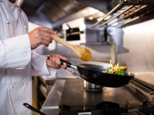 Guisar, saltear e marinar: o que são essas técnicas culinárias