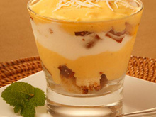 Sobremesa com bolo cocada de maracujá e sorvete de coco com abacaxi