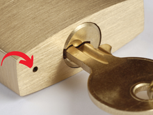 Pode até parecer inútil, mas esse pequeno orifício no cadeado tem uma função importante para garantir a durabilidade