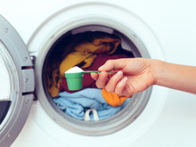 Veja por que você sempre deve usar sal ao lavar roupas coloridas