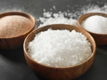 Qual o melhor tipo de sal para cozinhar e qual é o mais saudável: sal marinho, sal refinado ou sal para grelhar?