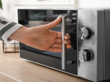 É melhor deixar a porta do micro-ondas aberta ou fechada depois de usar? Descubra se faz diferença