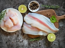 Parece inofensivo, mas esse costume na hora de temperar o frango ou o peixe pode acabar com sua receita