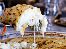 A melhor receita de bacalhau em lascas que eu já comi pode ser feita com antecedência: cremosa, fácil e perfeita para a Ceia