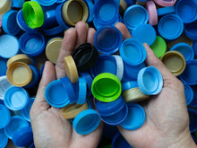 Protejo as tampas de garrafa de plástico como se fossem a menina dos meus olhos: uso-as na cozinha e em casa em 4 truques