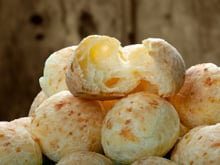 Pão de queijo bem fofinho e mais queijudo que o da padaria fácil de fazer em casa