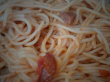 Macarrão com molho de tomate e calabresa