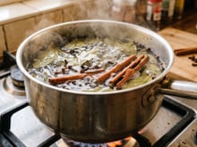 Ferver folhas de louro com paus de canela e cravos-da-índia: por que recomendam fazer isso em todas as casas e para que serve