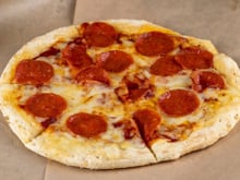 Pizza na airfryer individual com massa caseira prática e rápida com fermento químico