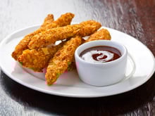 Frango empanado com biscoito: confira a receita deliciosa