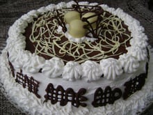 Bolo mousse de chocolate preto e branco com bombom