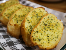 A melhor receita de pão de alho para arrasar no churrasco de domingo em família