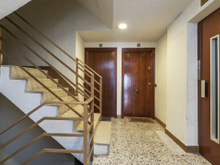 Eles queriam um elevador em um prédio antigo e não havia espaço: a solução do tribunal foi ocupar parte de uma residência