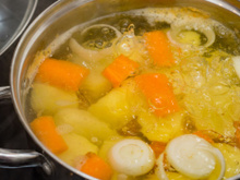 Nunca mais comprei no supermercado: aprendi como fazer o caldo de legumes caseiro perfeito em poucos minutos