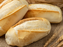 Como deixar aquele pão dormido fresquinho e crocante de novo com apenas um ingrediente?