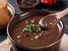 Sobrou feijão da feijoada? Transforme as sobras em um caldinho cremoso que parece prato de restaurante gourmet