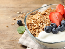 Crocante, douradinha e com um toque de mel! A granola caseira do TudoGostoso é fácil de fazer e fica deliciosa com frutas, iogurte ou até pura