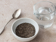 A semente de chia precisa de água para garantir todos os benefícios e nutricionistas explicam como hidratar do jeito correto
