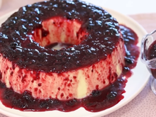 Todo mundo quer a receita do meu pudim de chocolate branco com frutas vermelhas: tão cremoso que desmancha na boca