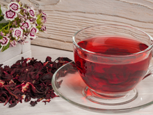 Aquece no frio, ajuda a dormir e fortalece a imunidade: benefícios do chá de hibisco para a saúde