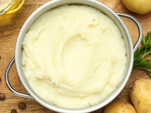 Os chefs franceses concordam: "Para deixar o purê de batatas mais cremoso e saboroso, o segredo é adicionar alho confitado"