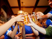 Bebeu demais vendo os jogos da Copa? Veja o que comer e tomar para curar a ressaca