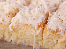 Bolo de coco molhadinho: embrulho as fatias no papel-alumínio para ficar bem gelado, todo mundo ama essa receita