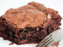 Desde que aprendi a fazer esse brownie no micro-ondas não faço mais no forno: receita fácil e sem açúcar fica uma delícia