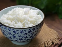 Um truque para revitalizar arroz cozido que sobrou, deixando-o macio e soltinho como arroz fresco, usando apenas um cubo de gelo