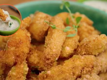 Tiras de frango empanadas na tapioca: essa versão fica muito crocante e eu ainda faço um molho delicioso para acompanhar