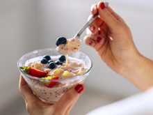 Seu iogurte parece aguado? Veja o que isso realmente significa e descubra se esse líquido é rico em nutrientes