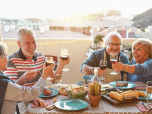 Vinho realmente ajuda a viver mais? Entenda a relação da bebida com a longevidade e a quantidade segura para consumo