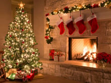 Árvore de Natal tradicional com muitos enfeites deixa de ser a queridinha: nova tendência são luzes quentes, tons neutros e poucos enfeites!
