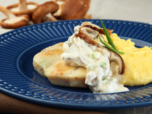 Posta de peixe com purê de mandioquinha e molho de shitake