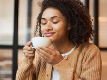 Café depois do almoço atrapalha a absorção dos nutrientes da refeição: mito ou verdade?