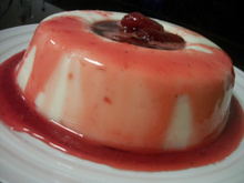 Manjar com calda de morango