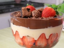 A sobremesa em taça que some da mesa em minutos: mousse de Ninho com brownie e morangos pro Natal (ou qualquer dia!) fácil de fazer e impressiona