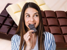 Nutricionista finalmente revela por que é melhor comer chocolate amargo (mesmo que as calorias sejam as mesmas do chocolate ao leite)