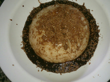 Manjar todo saboroso com calda de chocolate