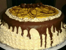 Bolo de chocolate com mousse de maracujá e cobertura de chocolate