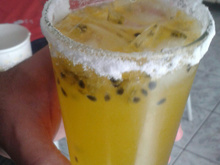 Caipirinha de limão e maracujá