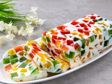 Essa gelatina colorida é perfeita para fazer com a criançada e a família inteira vai poder saborear