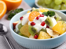 Sou esportista e nutricionista e garanto: "Comer iogurte e frutas no jantar pode ser benéfico para a perda de peso e tão eficaz quanto o jejum intermitente"