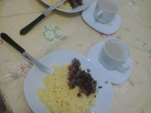 Cuscuz com carne de sol e café com leite