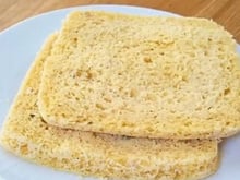 Pão de 1 minuto e tá pronto: receita sem farinha de trigo substituiu a torrada no meu café da manhã e lanches