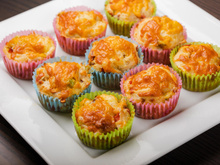 Muffins de queijo cottage mais saudáveis ​​com 4 ingredientes (sem ovos, açúcar refinado, manteiga ou óleo)